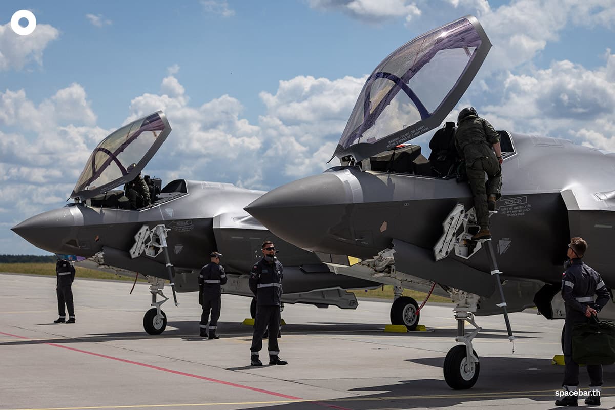 นักบินลงจากเครื่องบินขับไล่ F-35 ที่ฐานทัพอากาศยุทธวิธีแห่งที่ 32 ในเมืองลาสค์ ทางตอนกลางของโปแลนด์ เมื่อวันที่ 12 มิถุนายน 2026 Photo by WOJTEK RADWANSKI / AFP