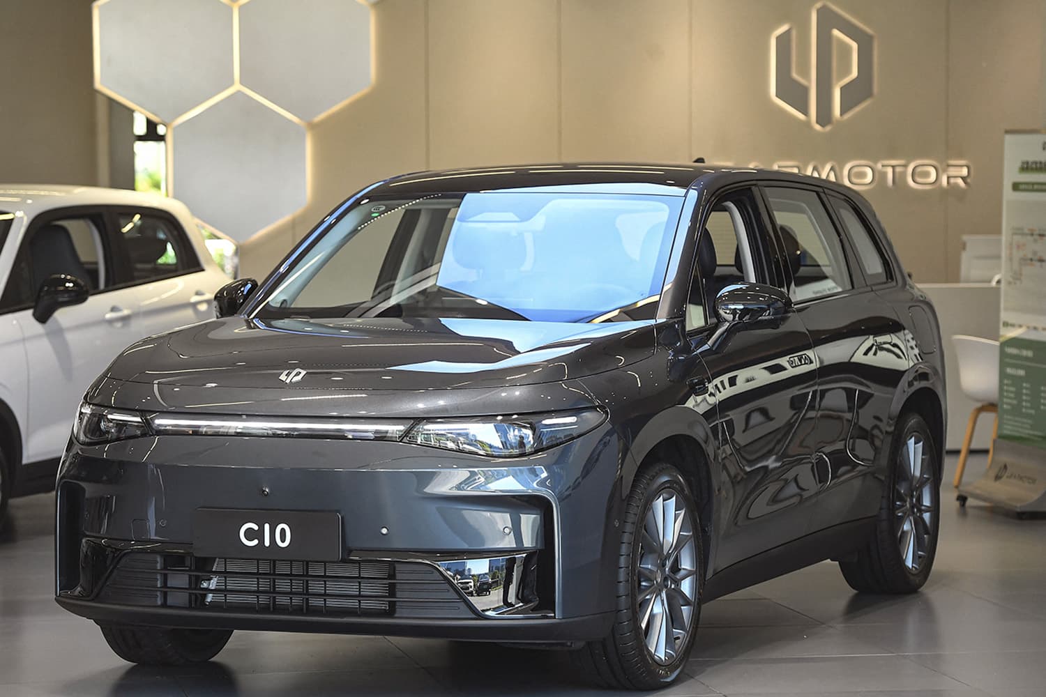 china_ev_overcapacity_spurs_global_fears_of_more_price_cuts_SPACEBAR_Hero_1d33adaaa1.jpg