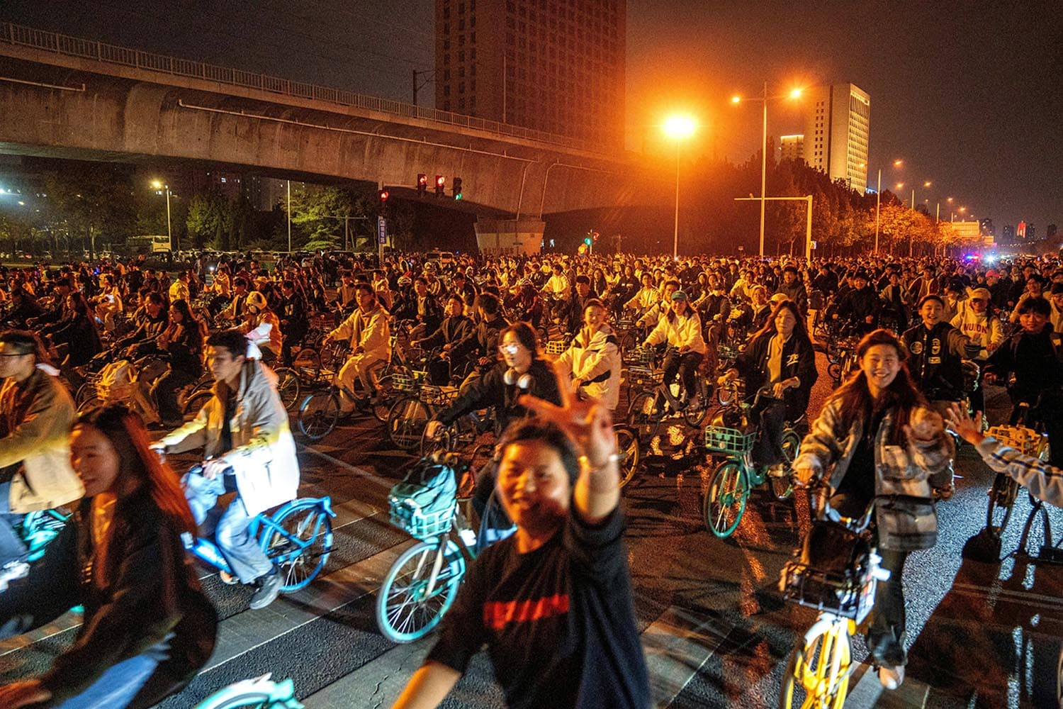 china_roads_blocked_thousands_of_cyclists_night_quest_for_dumplings_SPACEBAR_Hero_010da9918e.jpg