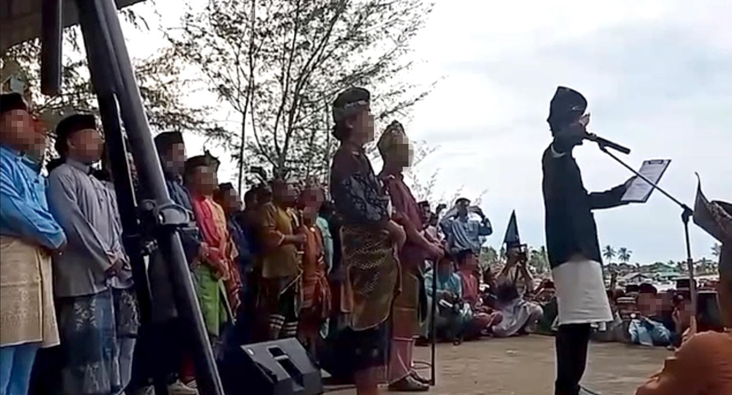 contributor_bamboo_leaves_wearing_malay_clothing_misunderstanding_or_distortion_SPACEBAR_Photo01_114ac033e7.jpg
