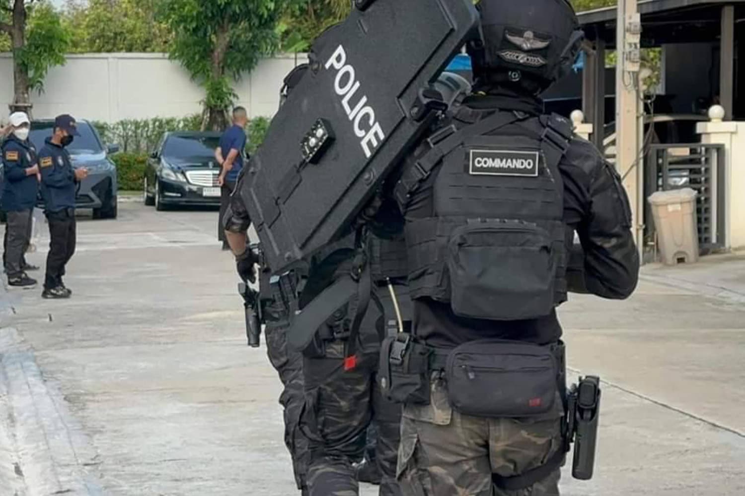 cyber_police_commander_explain_search_house_deputy_commissioner_of_royal_thai_police_SPACEBAR_Hero_cca05fc918.jpg