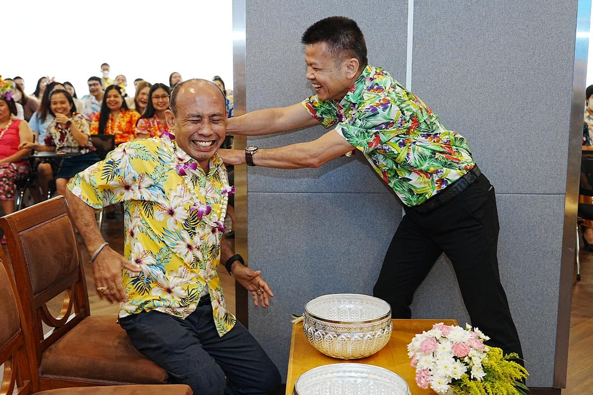 dbd_songkarn_festival_water_auspicious_fortune_elderly_happy_SPACEBAR_Photo05_8f7a6d4b15.jpg