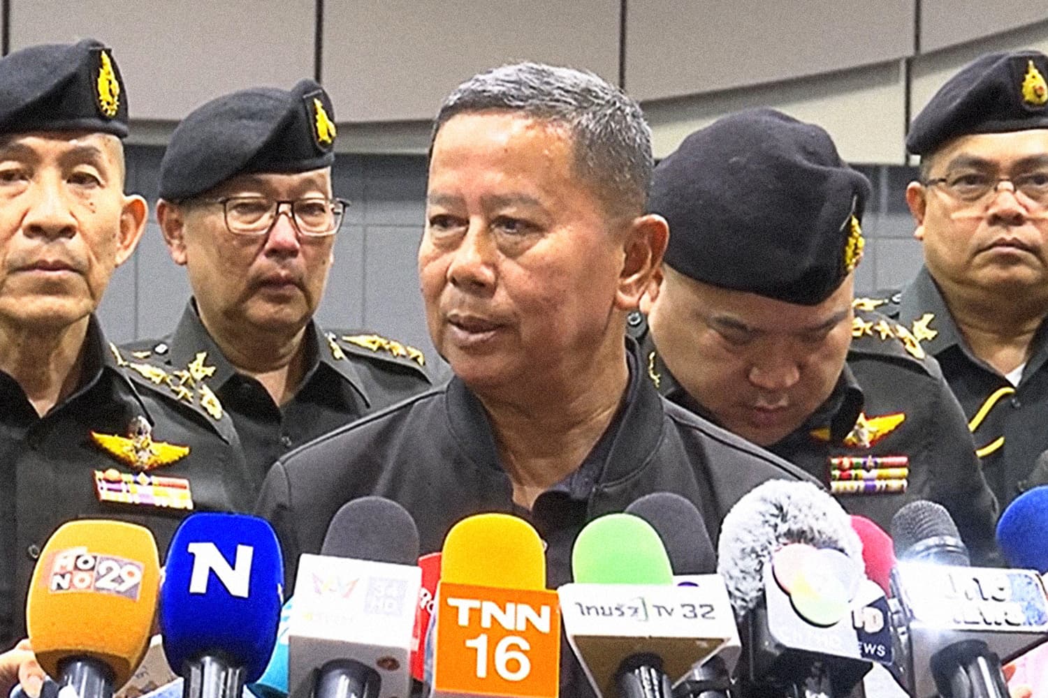 ‘บิ๊กดุลย์’ ยันไม่ลำบากใจคุม ‘กลาโหม’ ชี้รบรอบ 3 ต้องมีสิ่งบอกเหตุ ย้ำอย่าเชื่อข่าวลือ–โซเชียลฯ