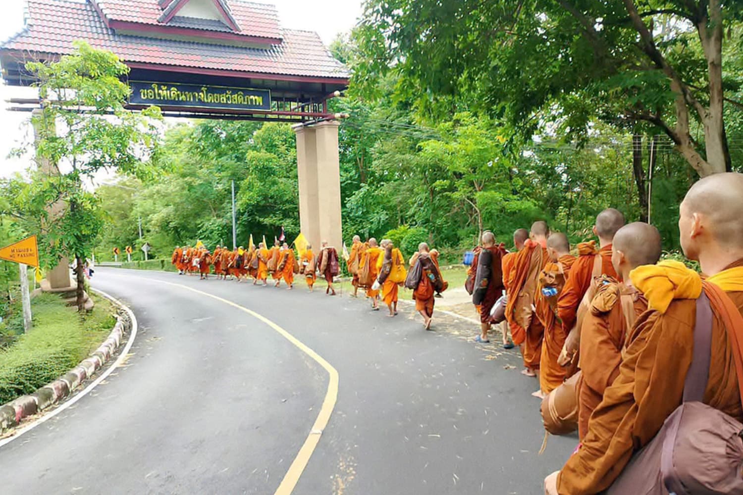 เหตุสลดพระธุดงค์มุกดาหาร ในหลวงทรงรับไว้ในพระบรมราชานุเคราะห์ ตำรวจสอบแม่เด็ก 11 ขวบ เร่งคลี่คดี-พม.ดูแลสภาพจิตเด็ก