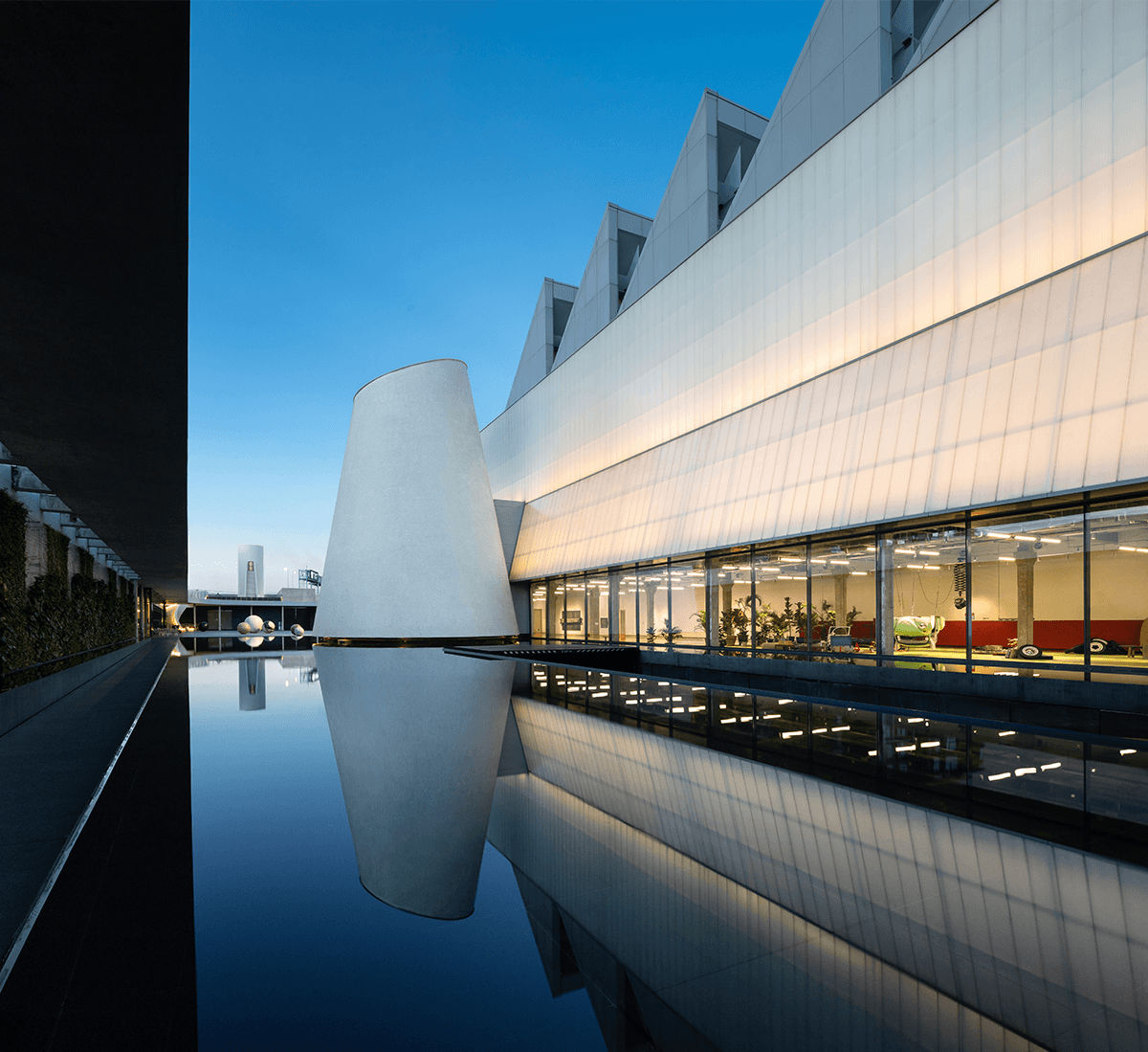 Reflection Pool และ Chapel แกลเลอรีทรงกรวยที่ได้รับแรงบันดาลใจจากรูปทรงสถูปไทย และสระน้ำที่ต้อนรับผู้มาเยือนผ่านเงาสะท้อน