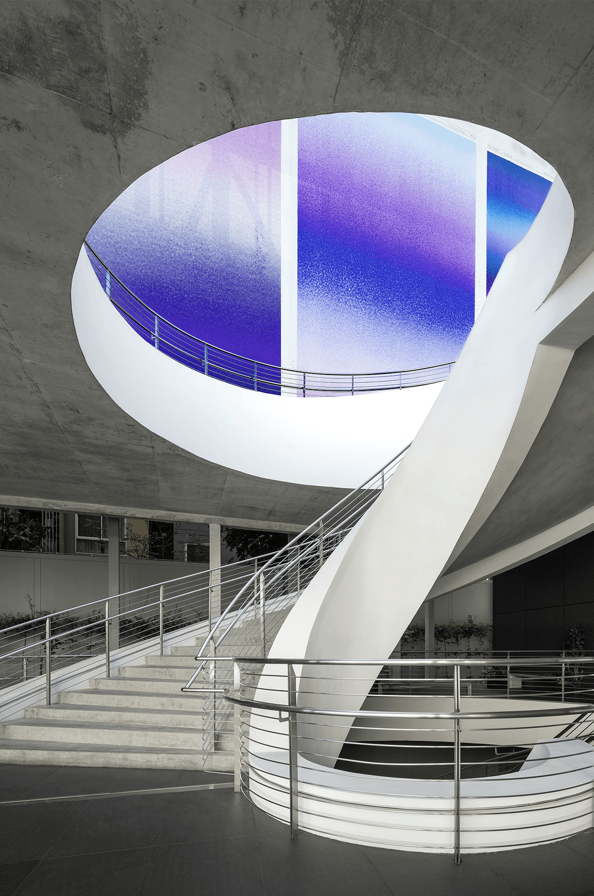 Staircase บันไดวนที่เชื่อมพื้นที่ทั้งสามระดับของอาคารเข้าด้วยกัน
