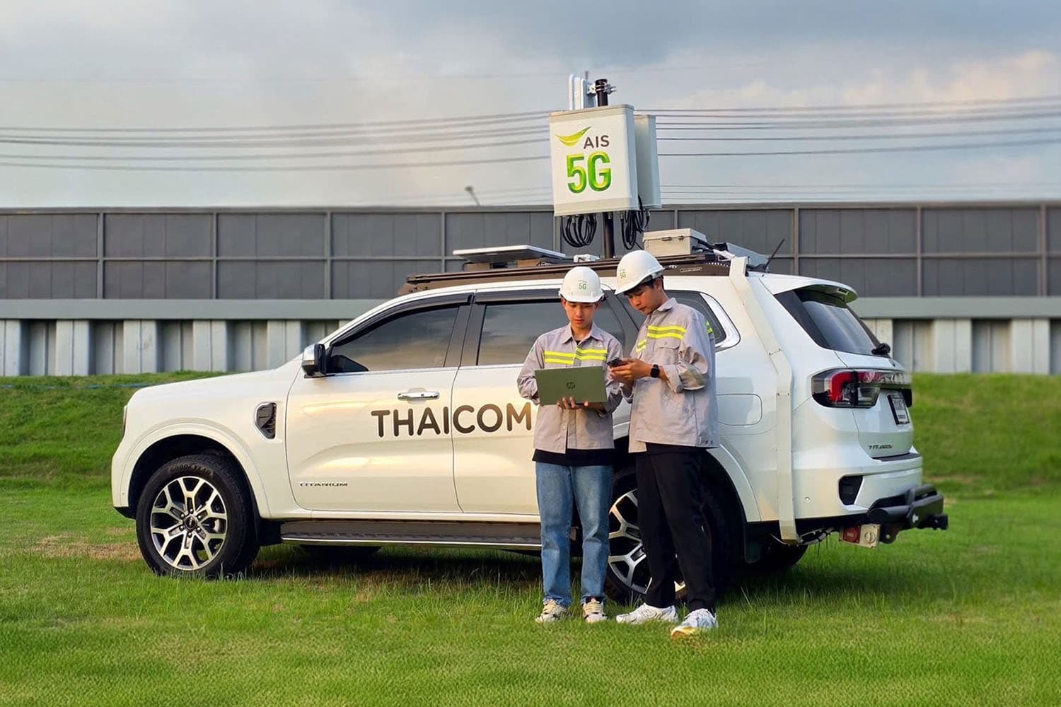 AIS ผนึกกำลังไทยคม-กสทช. มอบรถ SATCOM หนุนภารกิจทัพบก