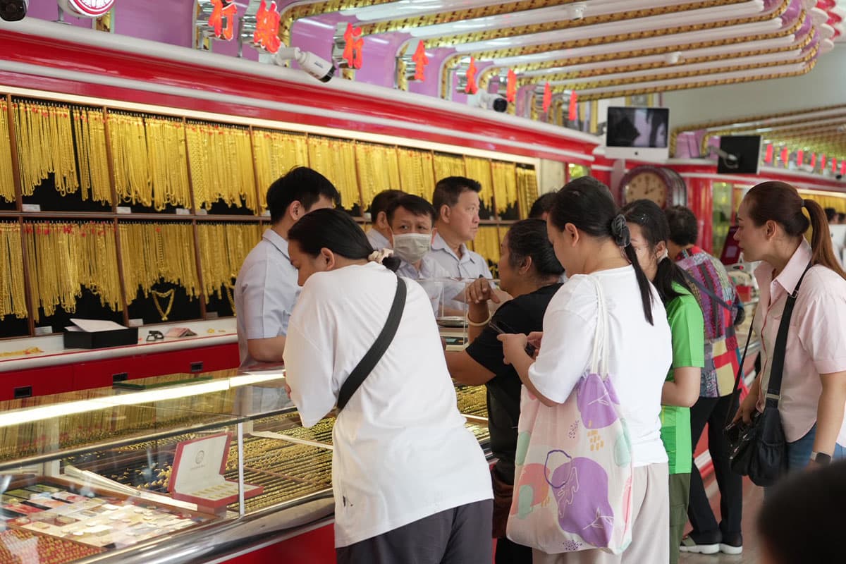 economic-business-thai-chinese-new-year-gold-scales-SPACEBAR-Photo02.jpg