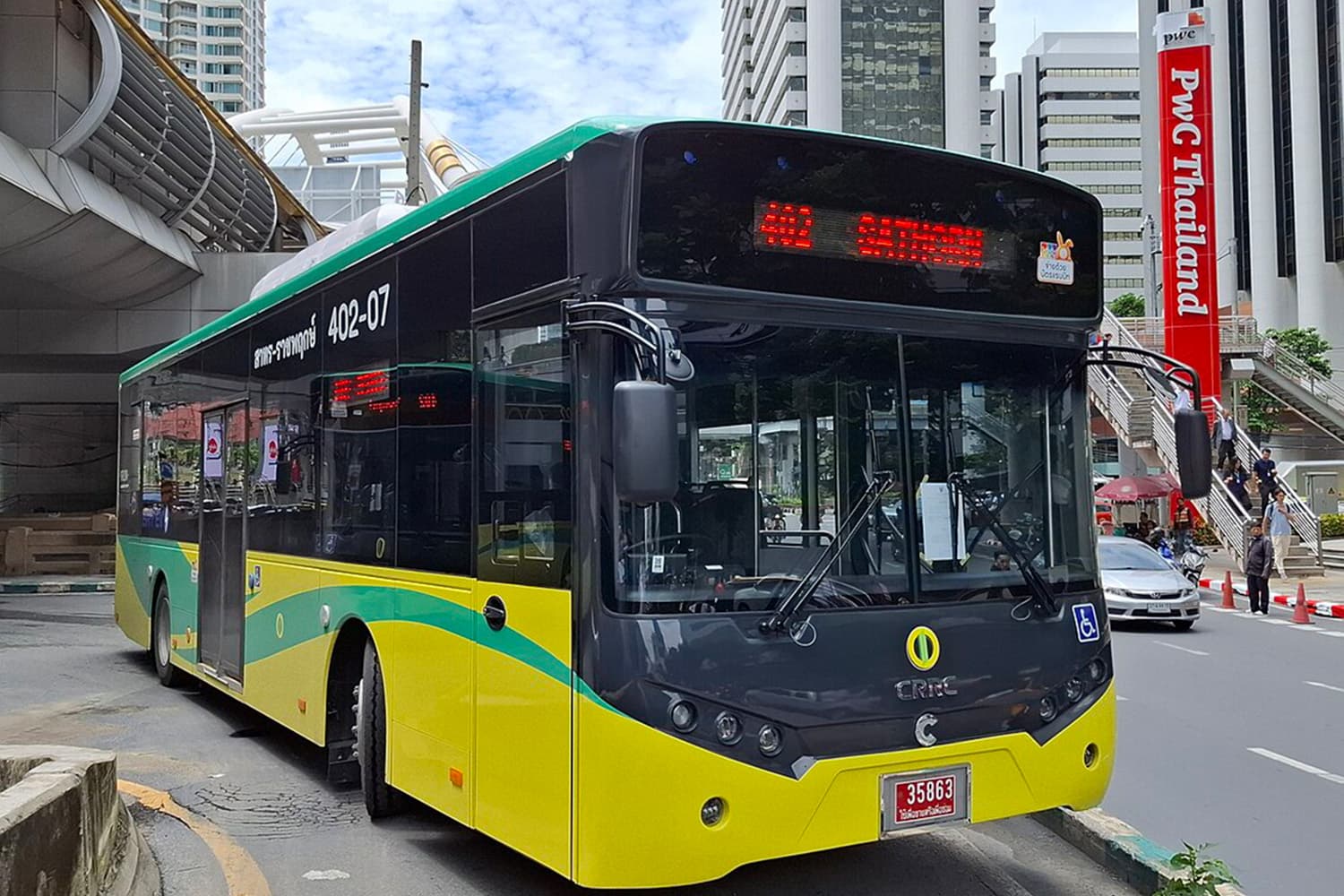 economic_business_bangkok_brt_ev_bus_SPACEBAR_Hero_46a9552351.jpg