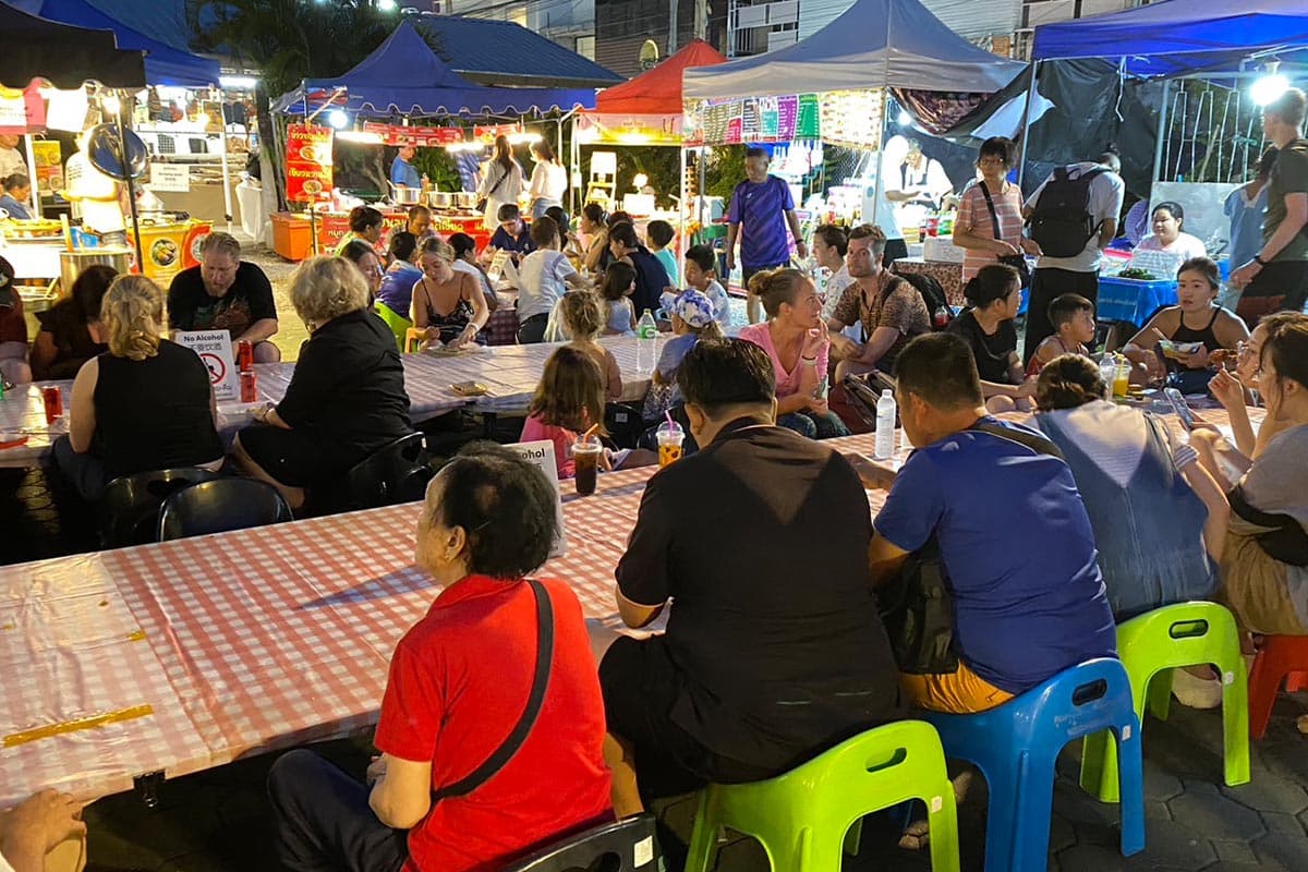 economic_business_chiangmai_walking_street_SPACEBAR_Photo01_b768e81a39.jpg