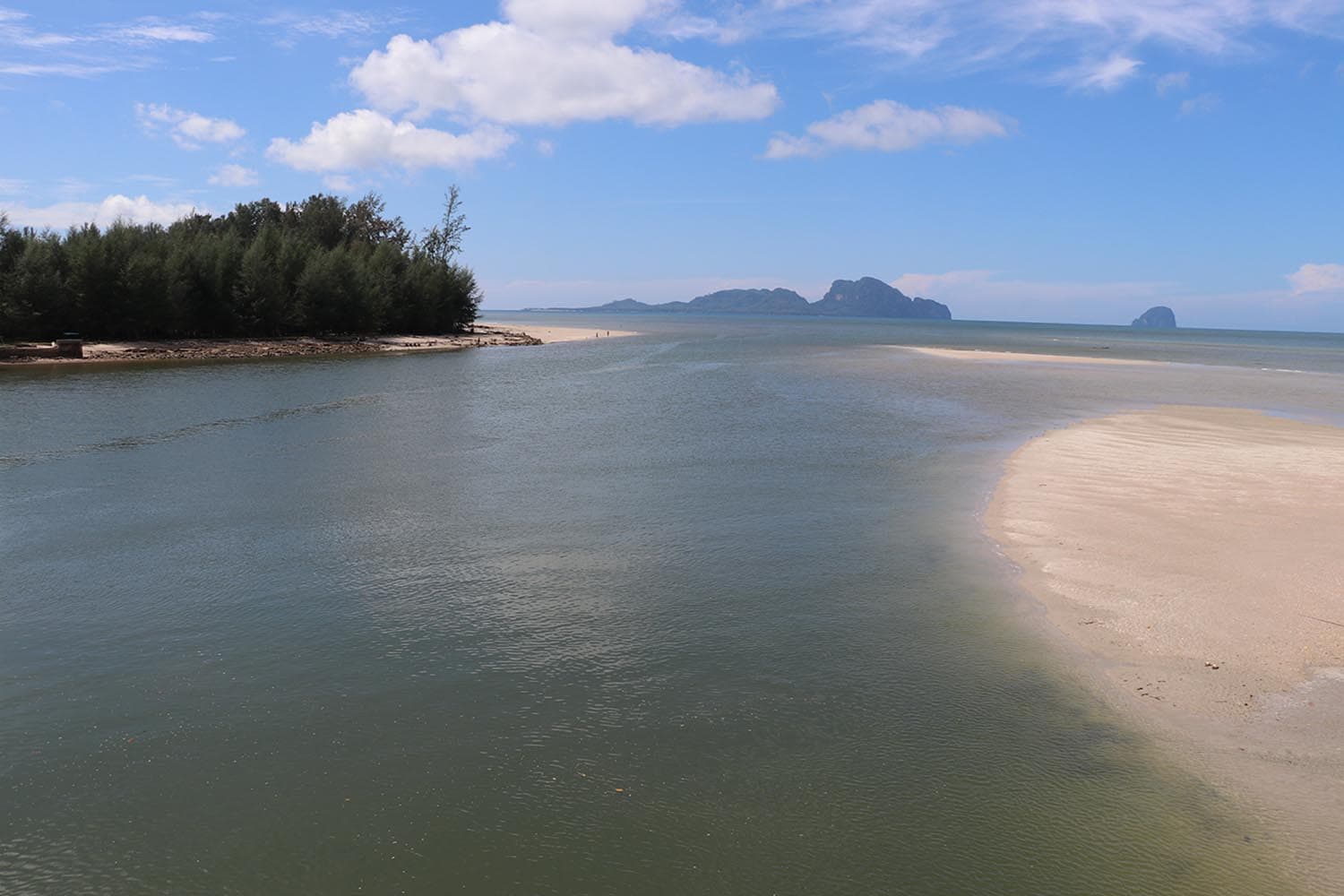 economic_business_travel_trang_hatchaomai_national_park_tourists_SPACEBAR_Hero_4a33d0e1cc.jpg