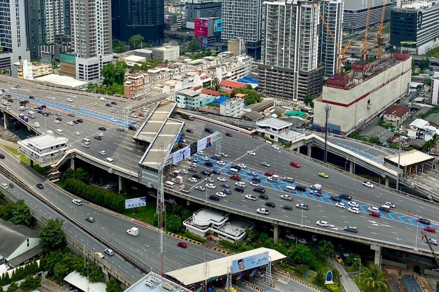 economic_expressway_traffic_SPACEBAR_Hero_96e2b15b48.jpg