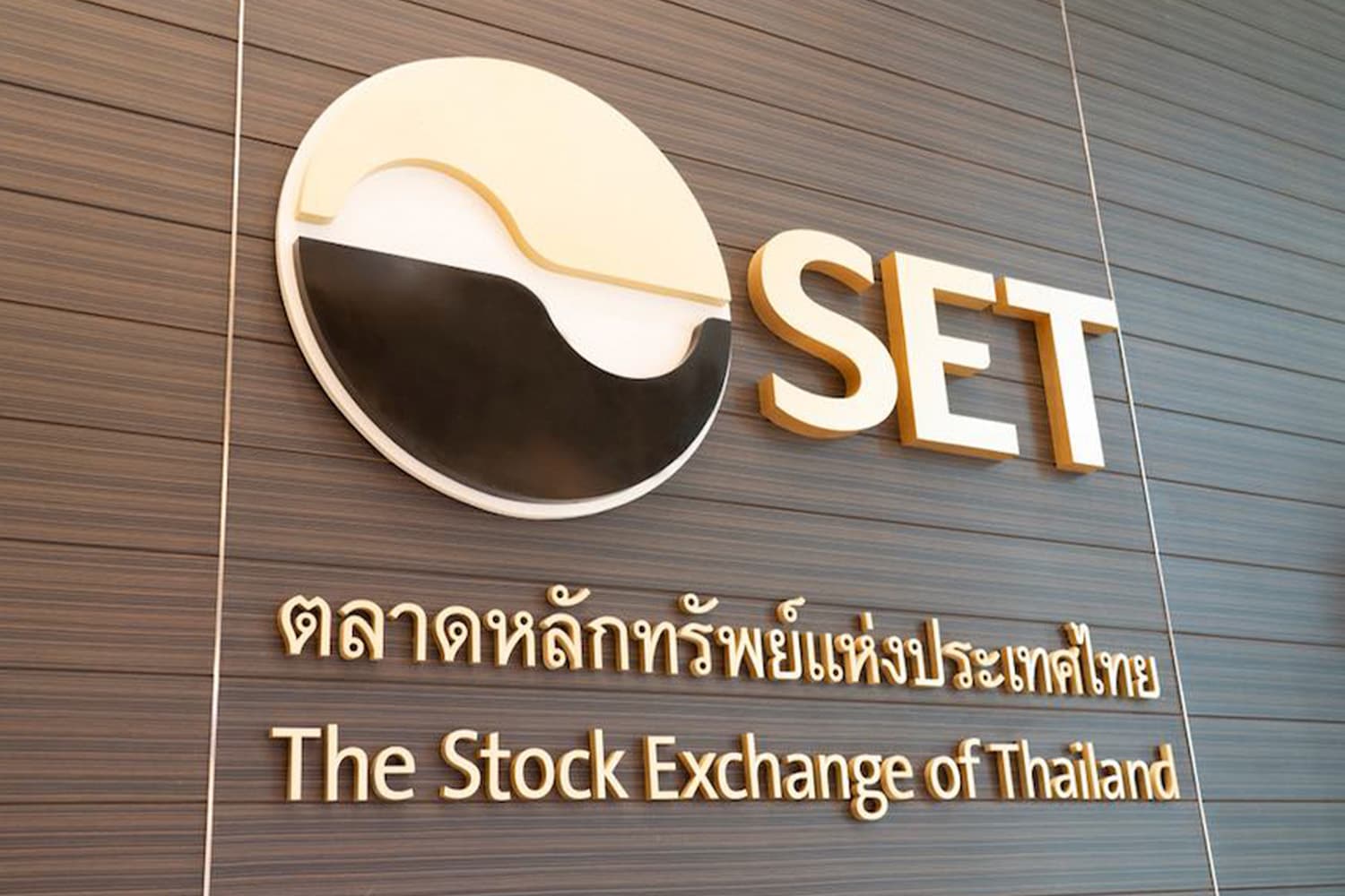 economic_stock_exchange_manager_SPACEBAR_Hero_b738037173.jpg