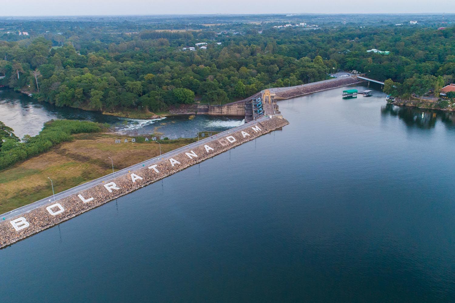 egat_ubonrat_dam_water_volume_Overflowing_watch_out_SPACEBAR_Hero_f1597a92fd.jpg