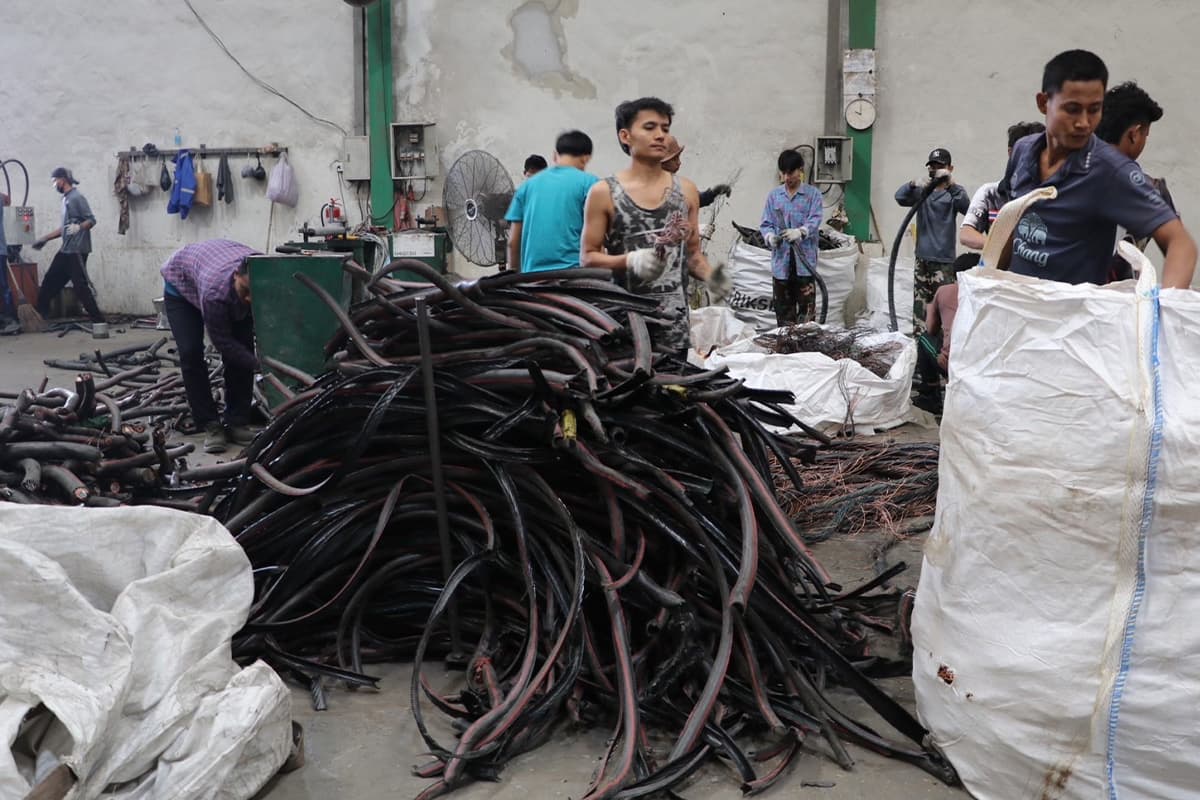 eknat_illegal_factory_6900_tons_plastic_scraps_fire_samut_sakhon_SPACEBAR_Photo02_387e4b891f.jpg