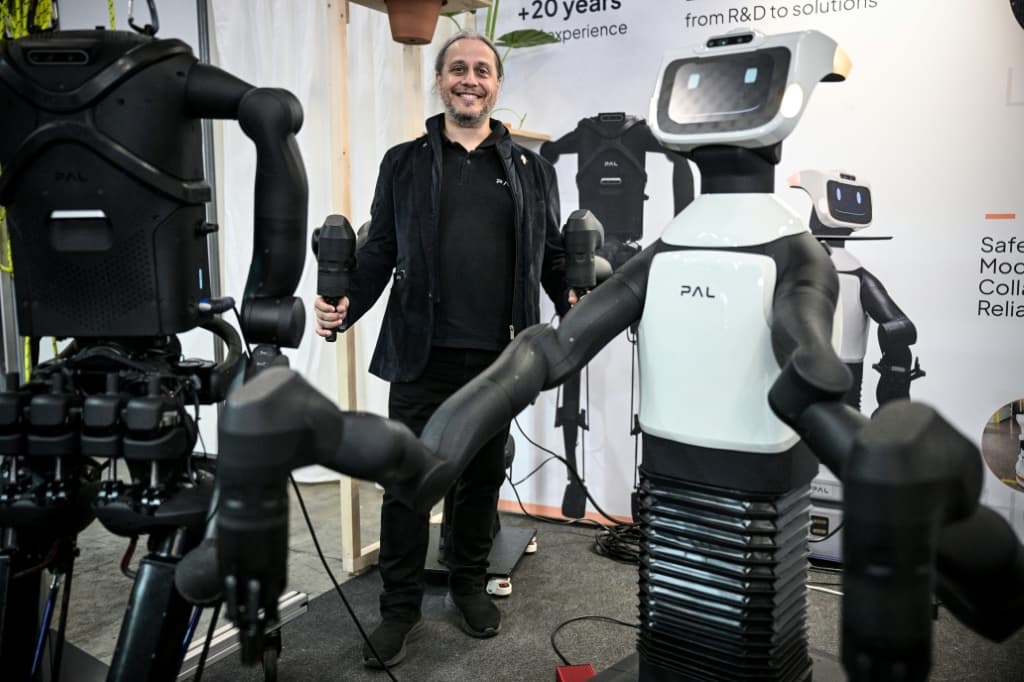 Francesco Ferro จาก PAL Robotics สาธิตเครื่องจักรที่สามารถเก็บเกี่ยวองุ่นได้
