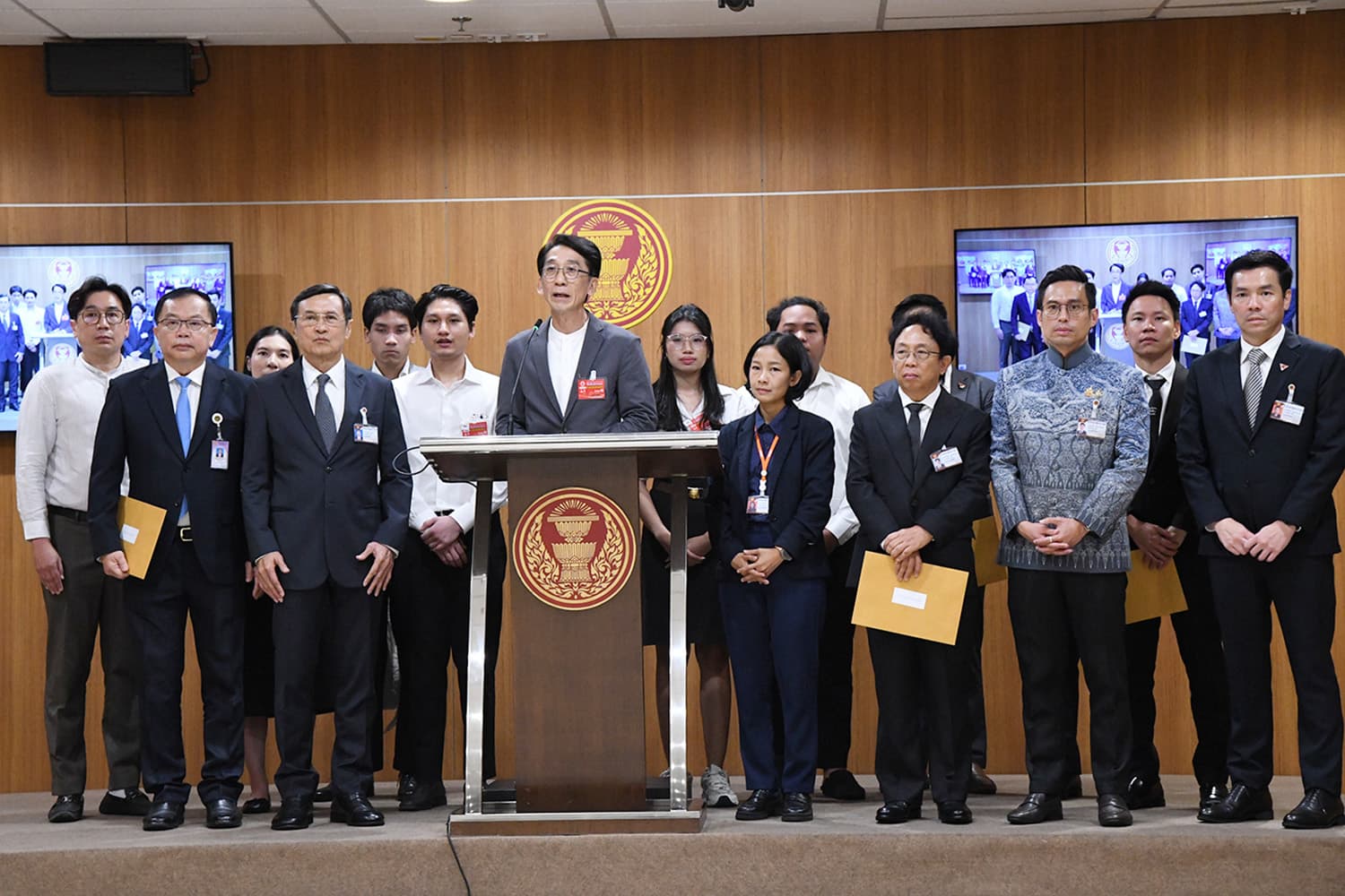 ‘ปริญญา’ นำยื่น 5 พรรคการเมืองดันแก้ ‘กฎหมายเลือกตั้ง’