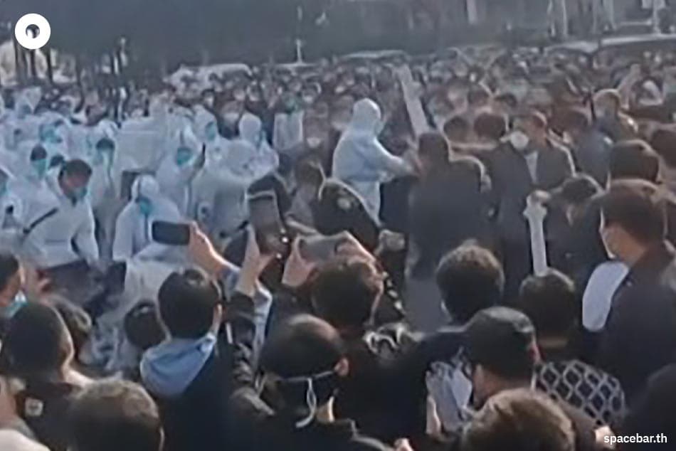 foxconn_i_Phone_plant_China_worker_protest_upset_covid_zero_impact_late_supply_chain_SPACEBAR_Photo02_2daeafc7bc.jpeg