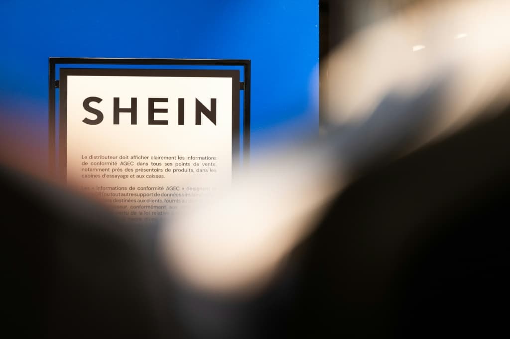 Shein เปิดร้านค้าแบบมีหน้าร้านแห่งแรกในปารีสท่ามกลางการประท้วง กับผู้คนที่รอเข้าไปซื้อสินค้า