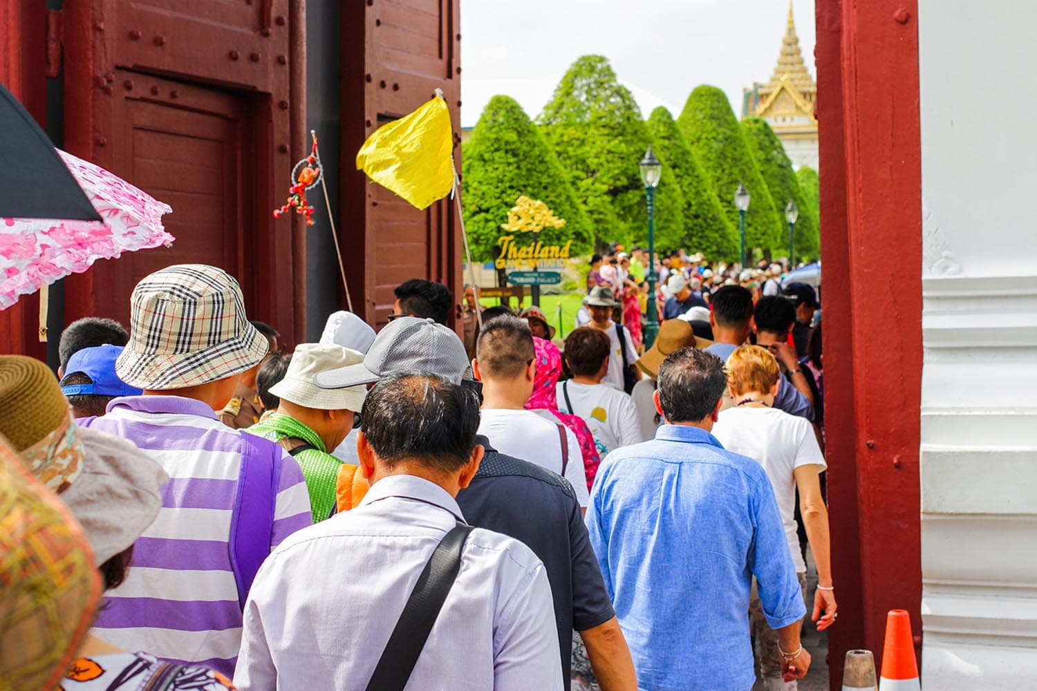 government_chinese_tourists_travel_thailand_booking_SPACEBAR_Hero_ab59524901.jpg