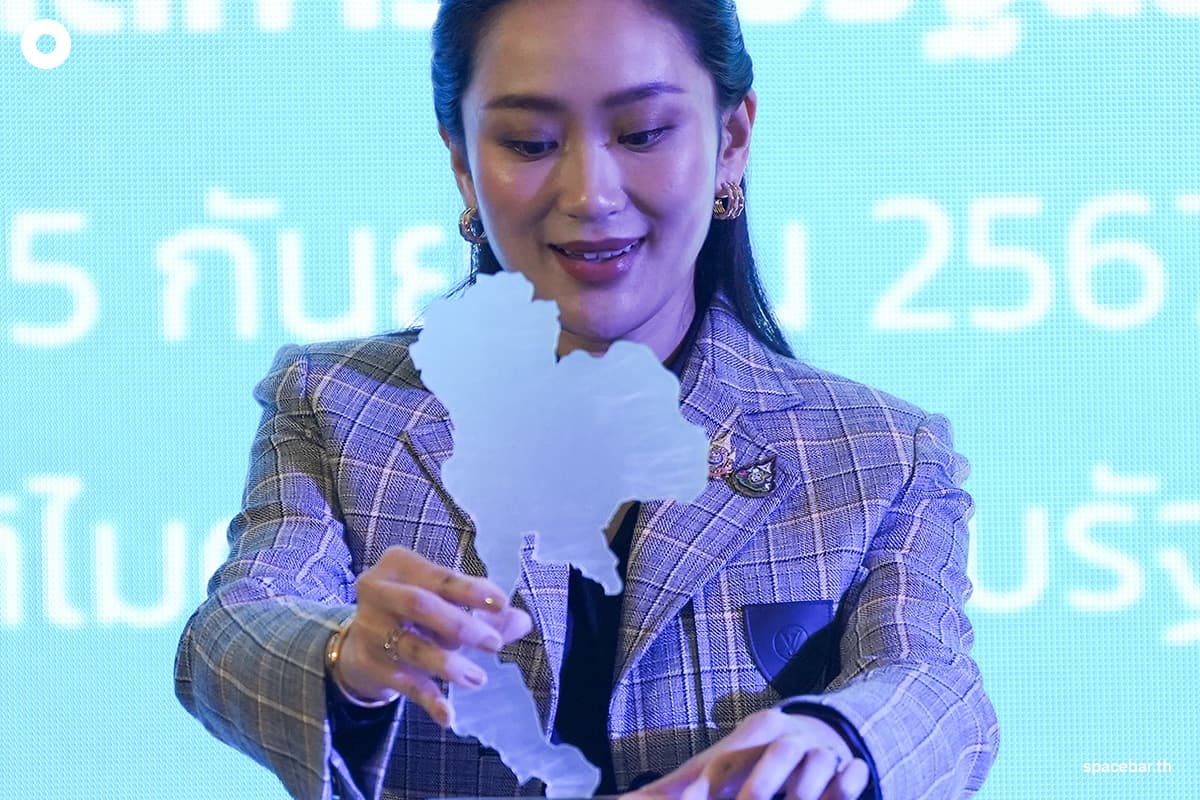 government_kicks_off_gives_out_the_first_lot_of_ten_thousand_baht_SPACEBAR_Photo06_0c04b260d0.jpg