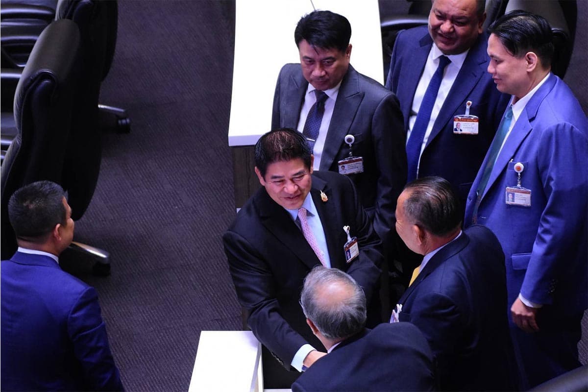 group_of_Thamanat_sit_in_Pheu_Thai_Party_zone_SPACEBAR_Photo01_1d0f40706f.jpg