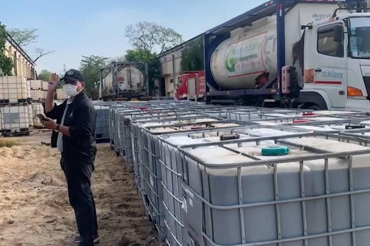 indudtry_fire_warehouse_chemicals_intermediate_bulk_container_SPACEBAR_Photo01_6c51d8e105.jpg