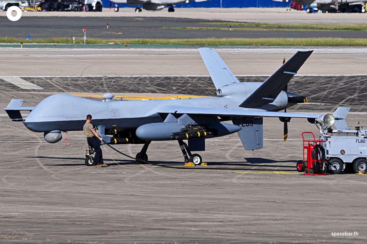 เจ้าหน้าที่กองทัพอากาศสหรัฐฯ เตรียมโดรน MQ-9 Reaper สำหรับภารกิจบนลานจอดเครื่องบินที่สนามบินราฟาเอล เอร์นันเดซ ในเมืองอากัวดิลลา เปอร์โตริโก เมื่อวันที่ 27 ธันวาคม 2025 Photo by MIGUEL J. RODRIGUEZ CARRILLO / AFP