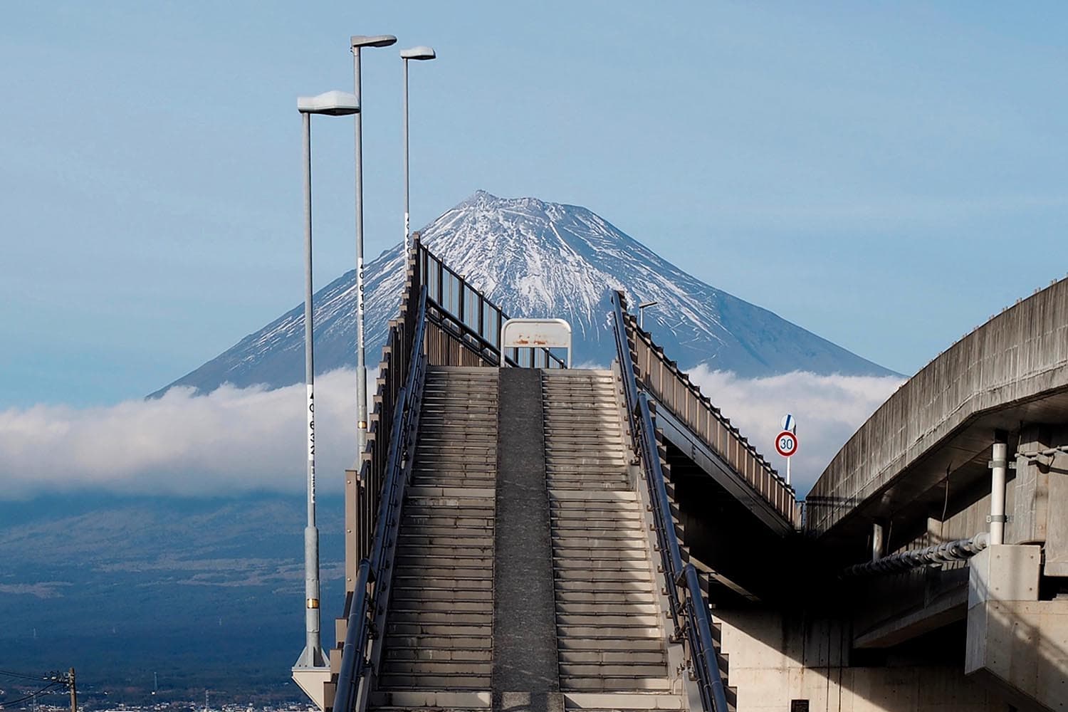 japan_to_build_anti_tourist_fence_at_another_mount_fuji_viewpoint_SPACEBAR_Hero_0d6faa72a0.jpg