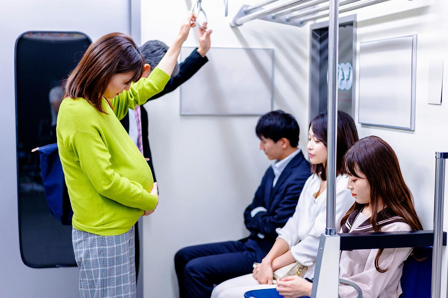 man_refused_to_give_up_seat_on_a_busy_train_for_pregnant_woman_SPACEBAR_Hero_094a683a6d.jpg