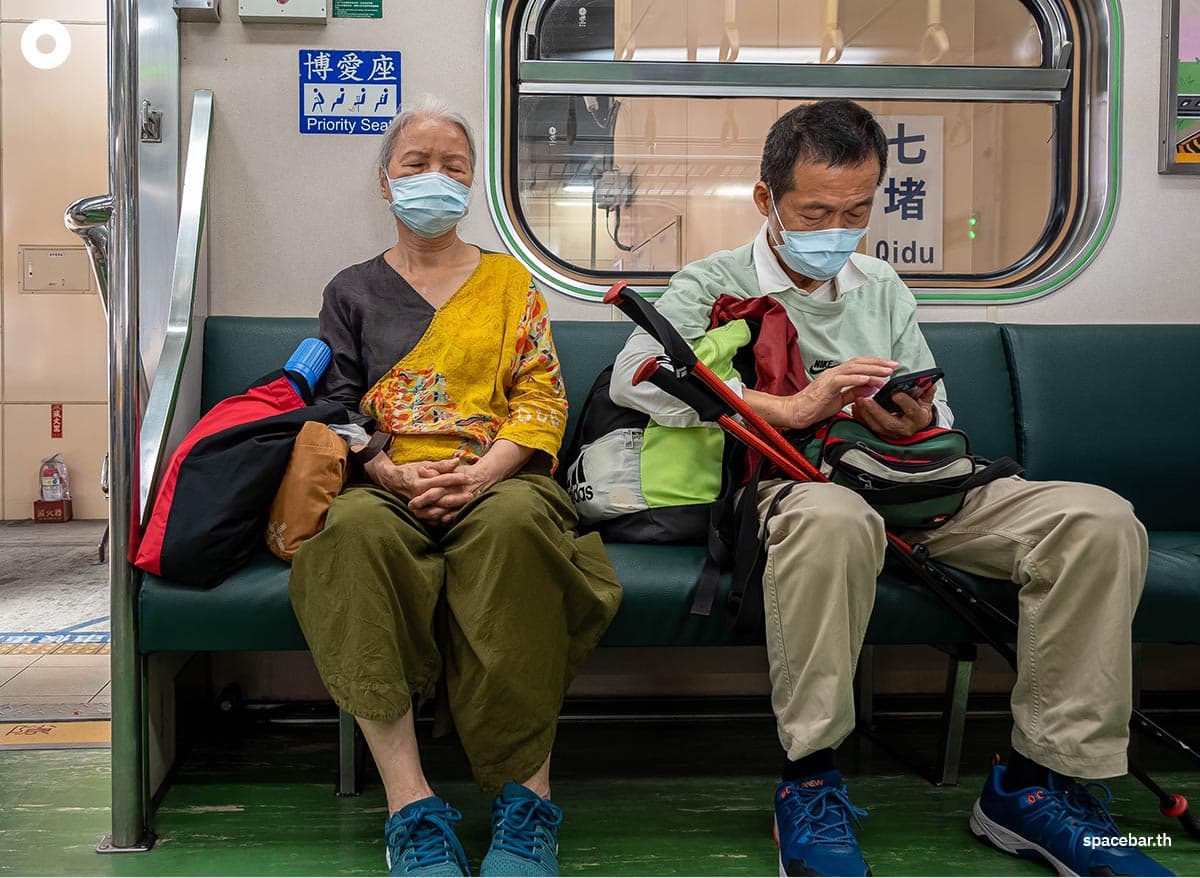 man_refused_to_give_up_seat_on_a_busy_train_for_pregnant_woman_SPACEBAR_Photo01_6fadeee060.jpg