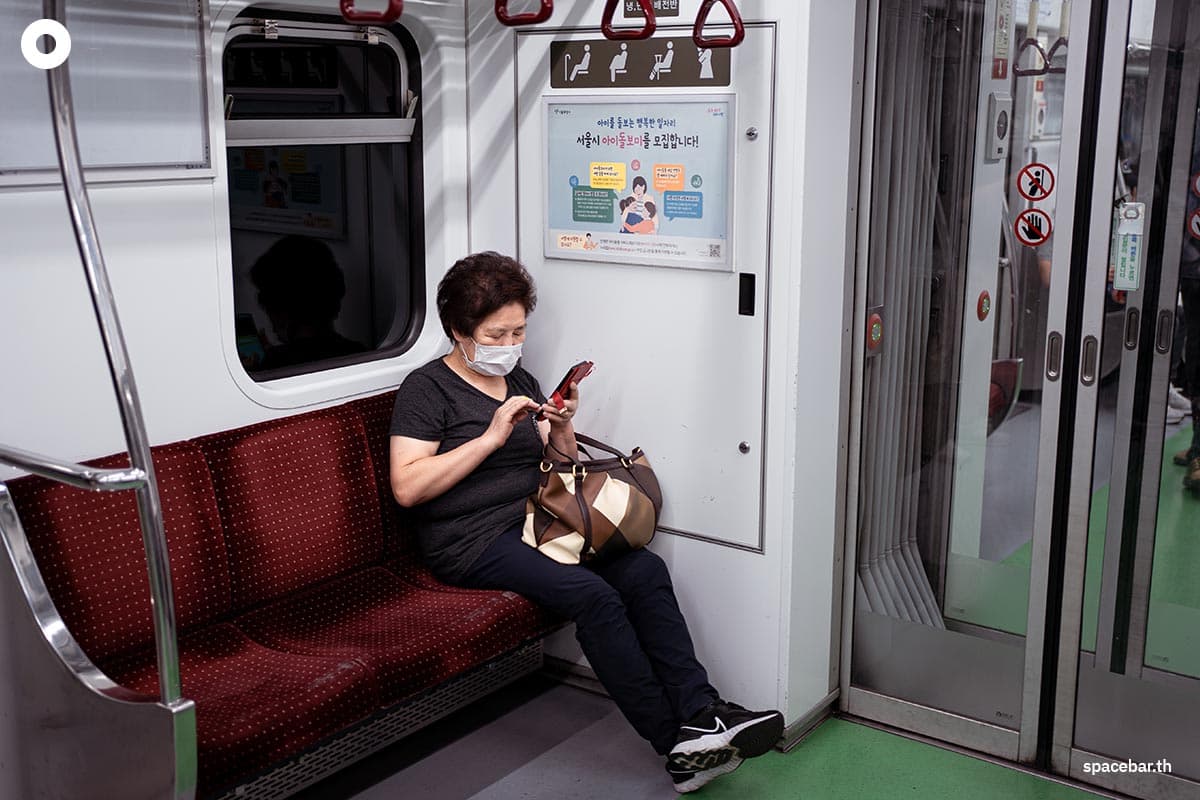 man_refused_to_give_up_seat_on_a_busy_train_for_pregnant_woman_SPACEBAR_Photo02_a78128f26c.jpg