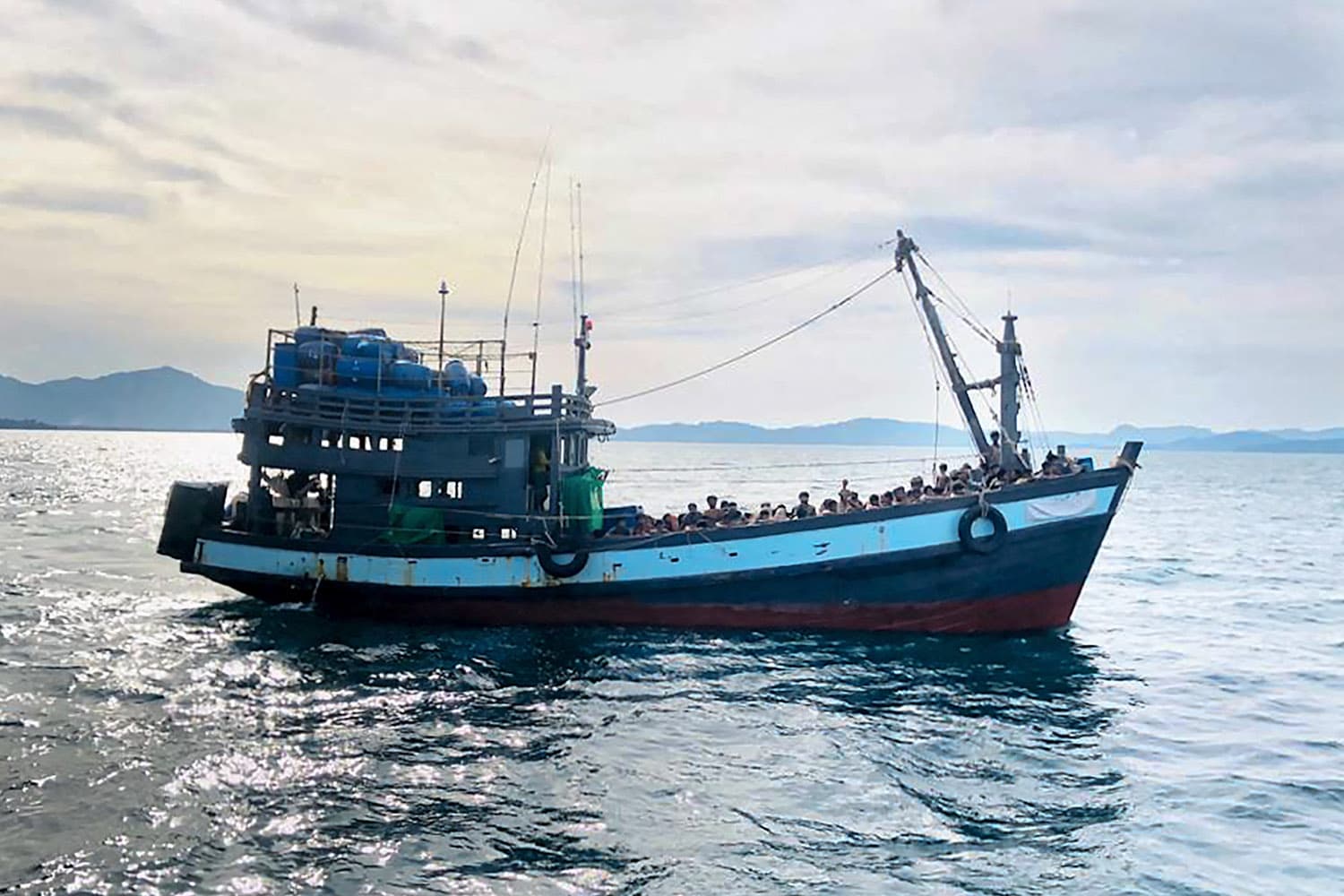 เรือผู้อพยพจากเมียนมาล่มใกล้พรมแดนไทย-มาเลเซียดับแล้ว 1 สูญหายอีกนับร้อย