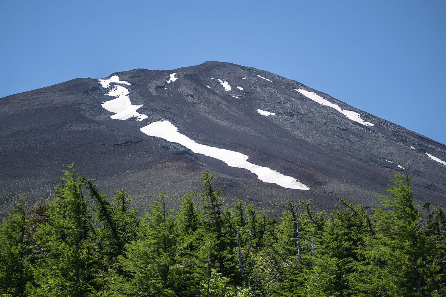 mount_fuji_snowless_longest_time_record_after_sweltering_japan_summer_SPACEBAR_Hero_dba6d35900.jpg