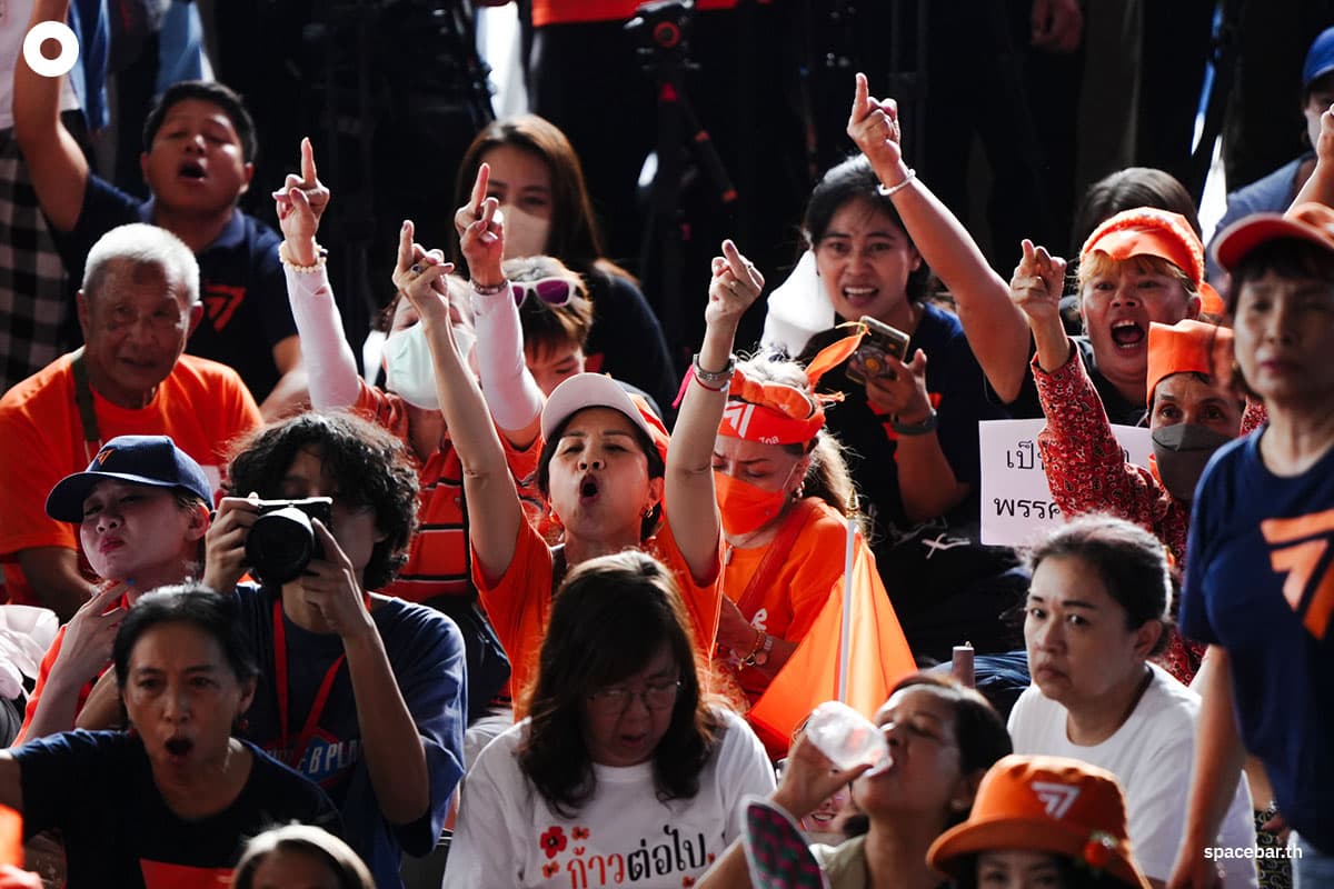 move_forward_Party_fans_listen_to_the_Constitutional_Court_s_case_2_SPACEBAR_Photo05_9e4664bb89.jpg