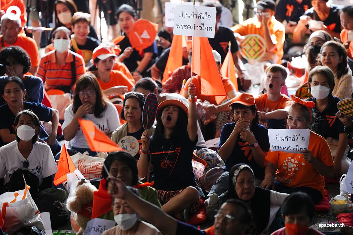 move_forward_Party_fans_listen_to_the_Constitutional_Court_s_case_2_SPACEBAR_Photo08_f88b0b4187.jpg