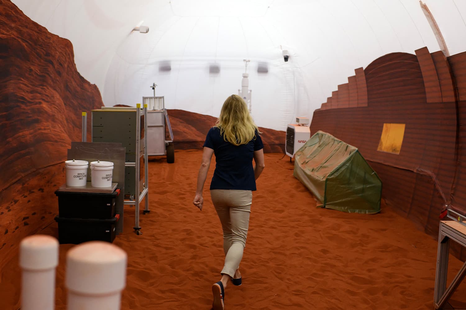 nasa_looking_for_4_spend_a_year_living_working_inside_mars_simulator_SPACEBAR_Hero_d860d01eef.jpg