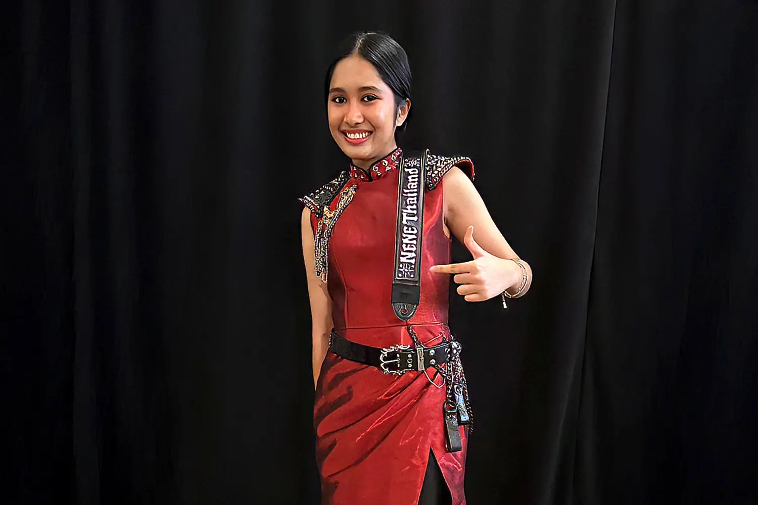 เปิดเบื้องหลังชุดแดง เนเน่ รอยัล รอบไฟนอล AGT 2026 จากภาพในใจแม่สู่ผ้าไหมบ้านครัวบนเวทีโลก