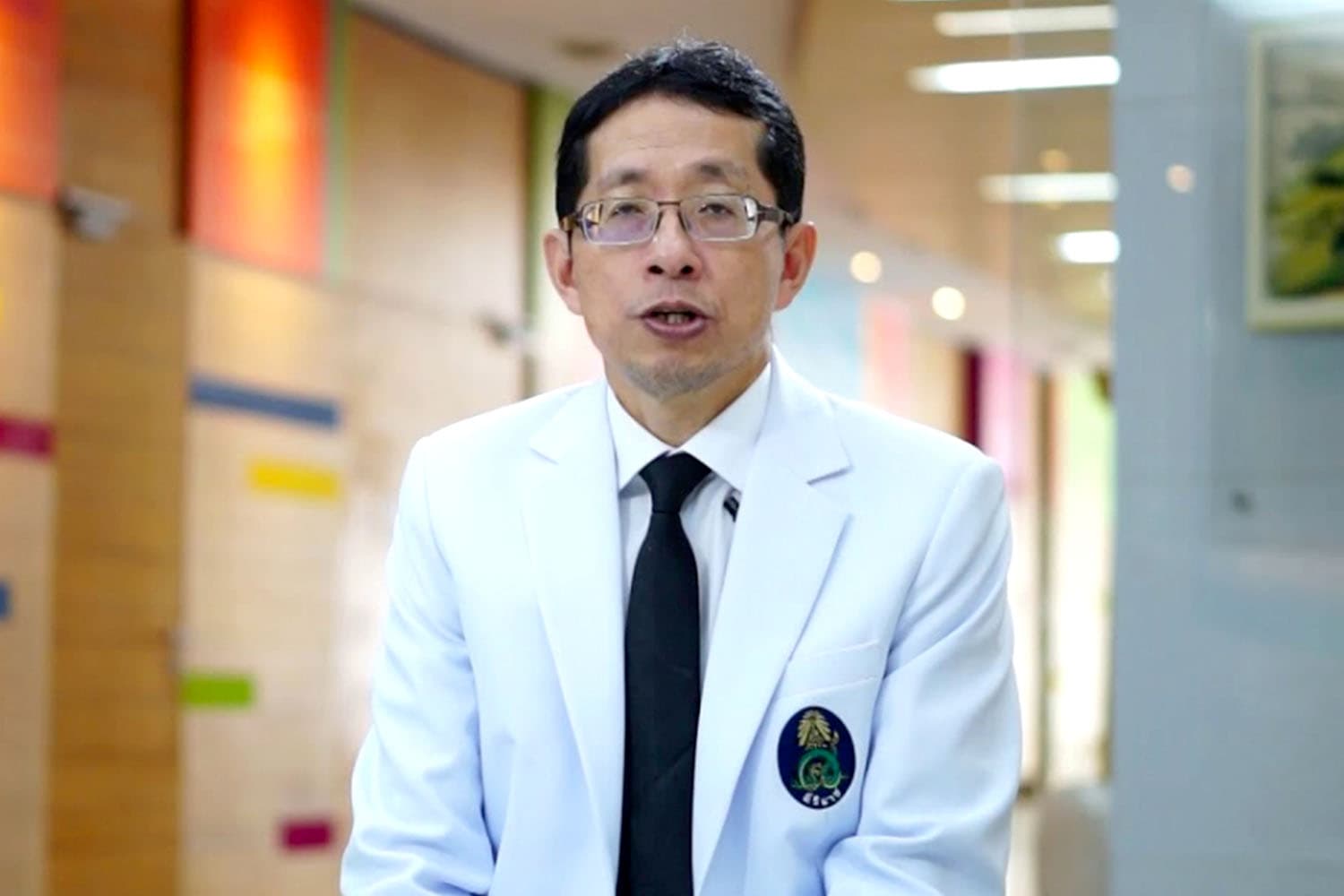 nitipatana_chierakul_chonlanan_srikaew_30baht_treats_all_diseases_SPACEBAR_Hero_d409201bf1.jpeg