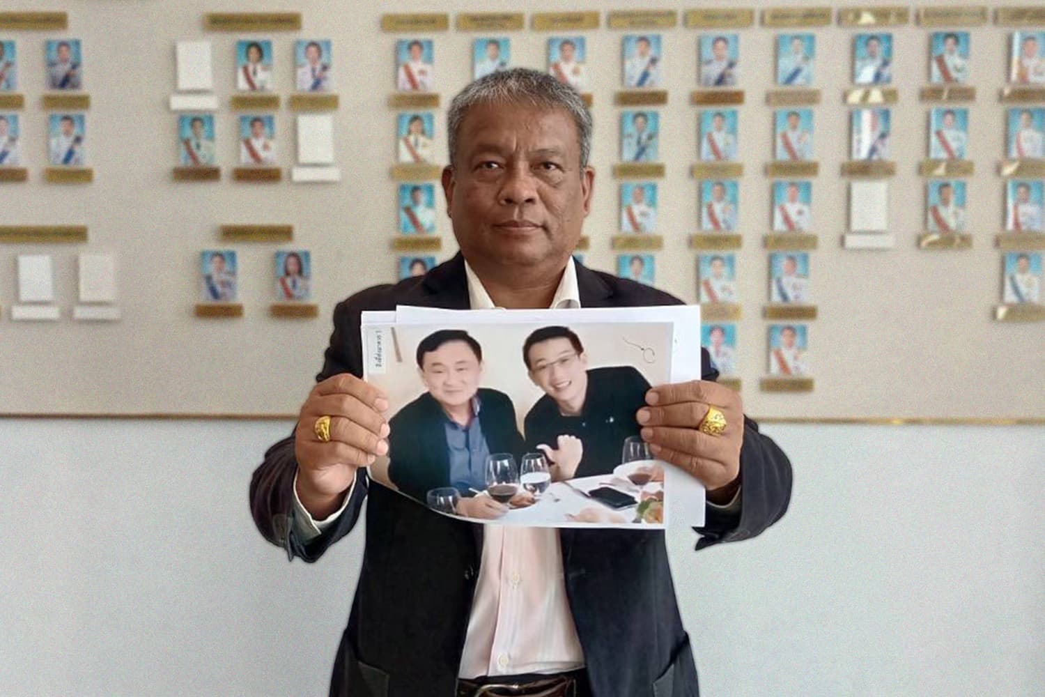 oppose_the_release_of_thaksin_detention_outside_prison_SPACEBAR_Hero_2b3555688a.jpg