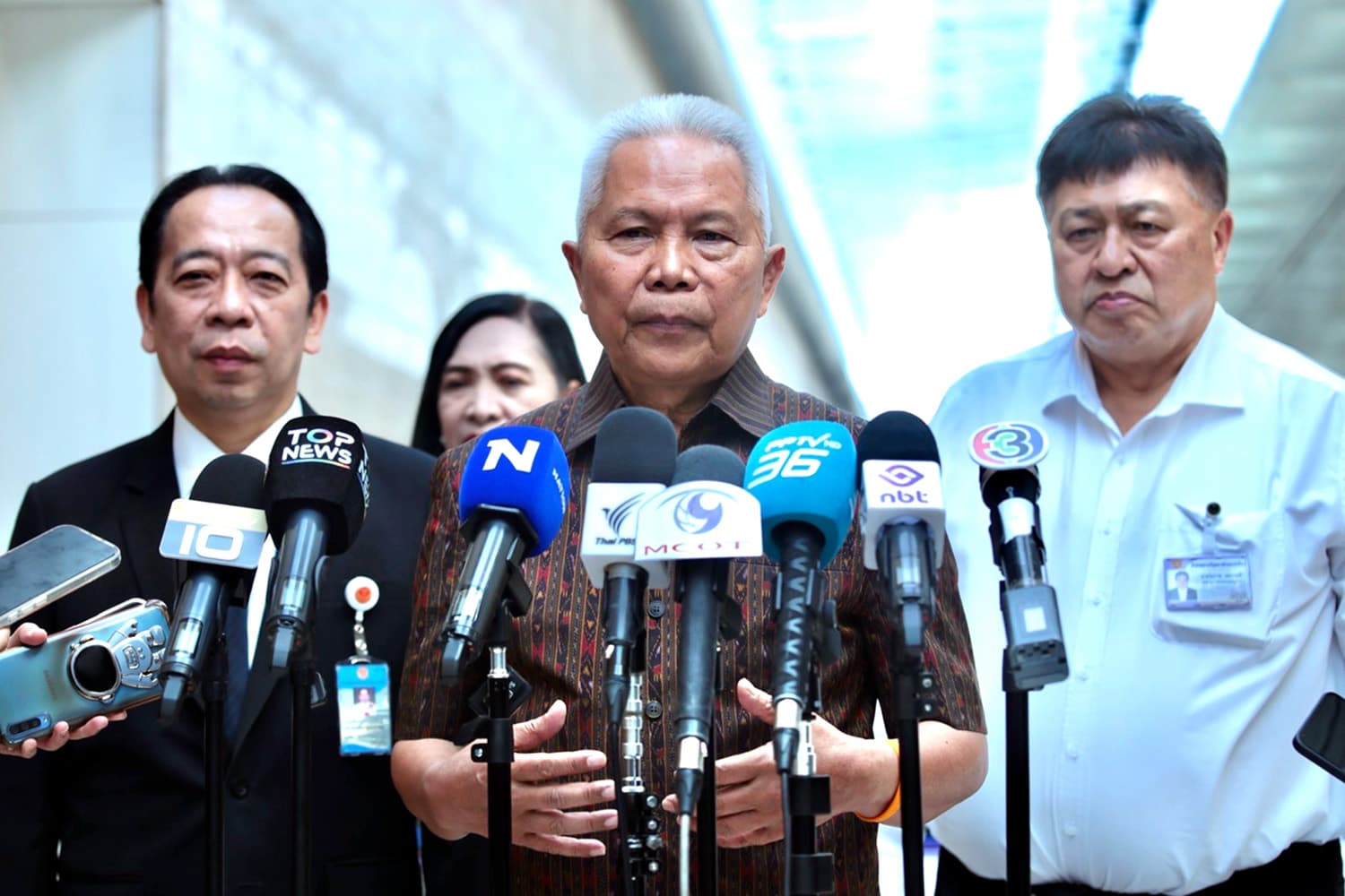 โสภณ ลุยสางน้ำท่วม ขยะเกลื่อนสภาฯ จี้แก้ท่อเล็กระบายไม่ทัน