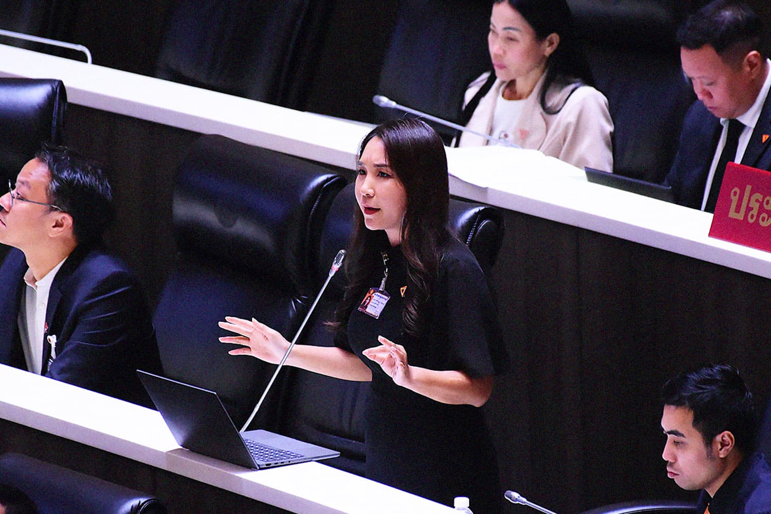 ‘ไหม’ ชี้ ‘พ.ร.ก.โอนงบ 69’ ส่อขัดรธน.