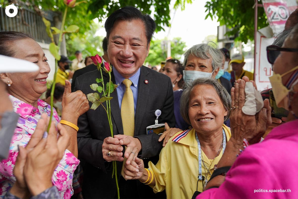 people_give_flowers_to_support_senator_SPACEBAR_Photo03_1b4443fea9.jpeg