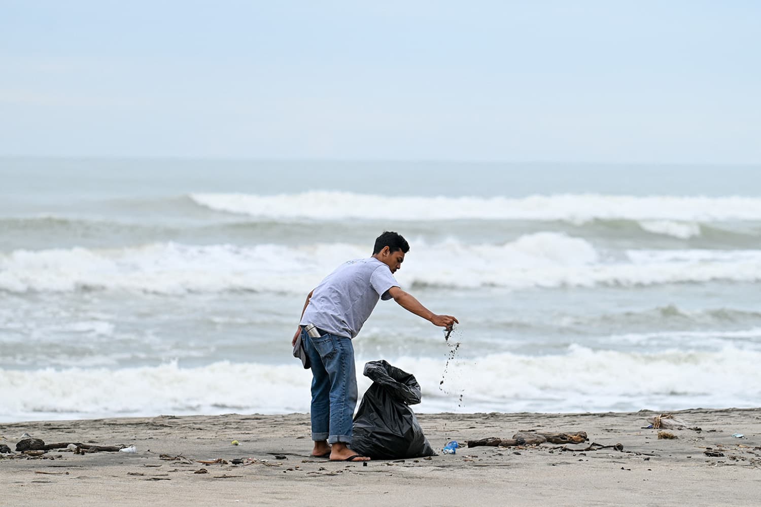 philippine_diving_town_swaps_trash_for_rice_to_clean_up_its_beaches_SPACEBAR_Hero_55ed0b967a.jpg