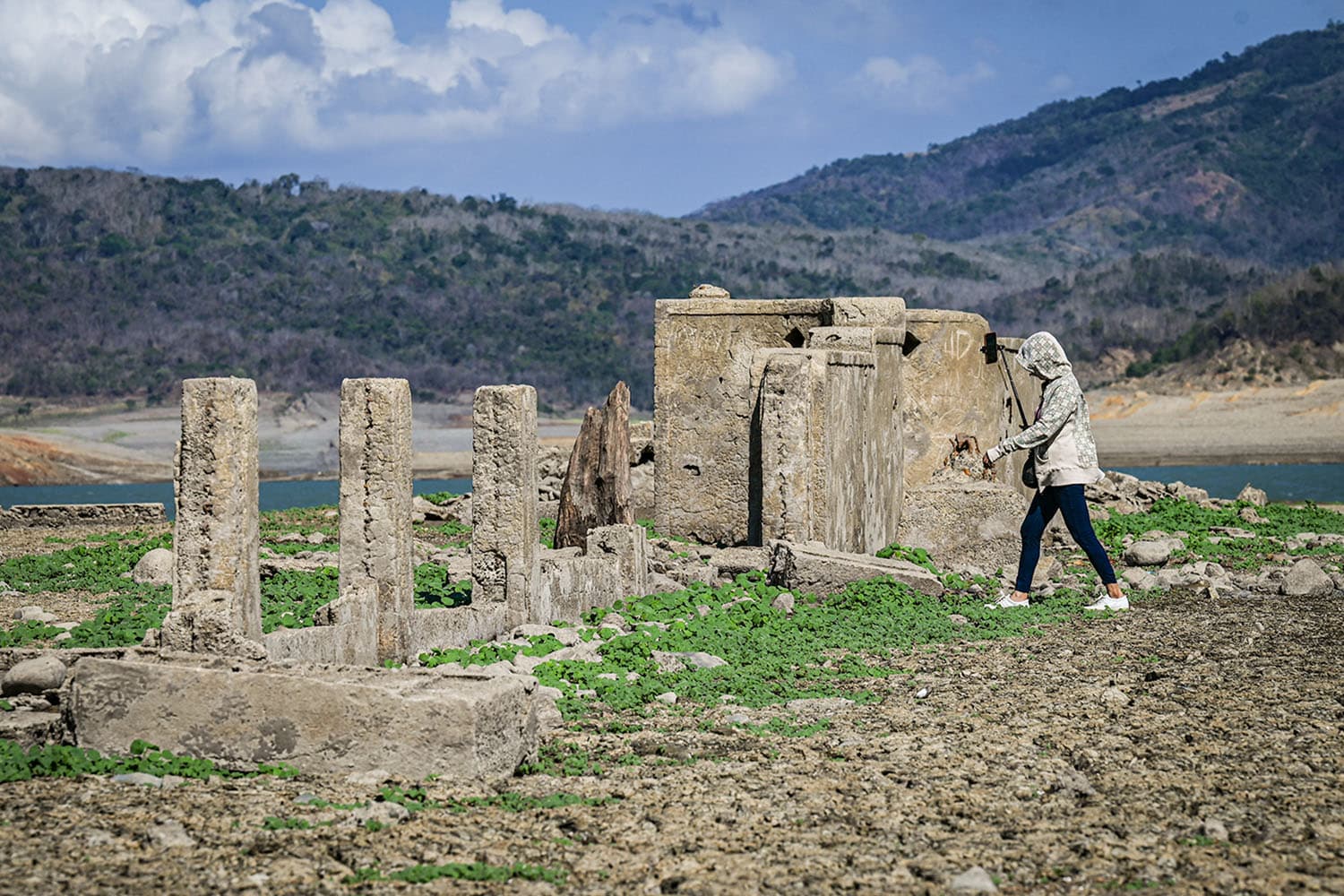 philippines_drought_dries_up_dam_to_reveal_centuries_old_town_SPACEBAR_Hero_66b7df305e.jpg