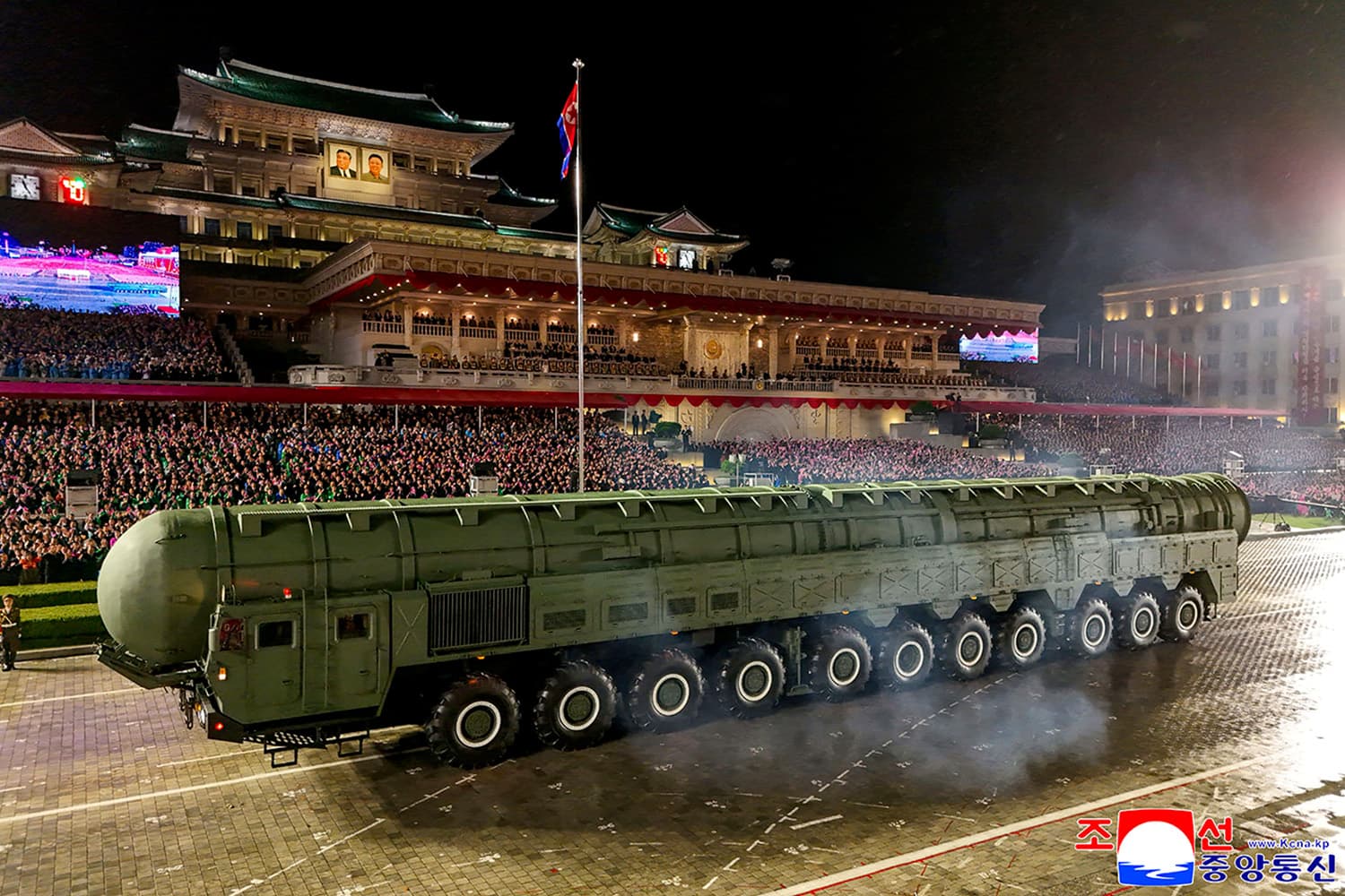 PhotoStory- ภาพถ่ายขีปนาวุธฮวาซอง-20 (Hwasong-20) ขีปนาวุธข้ามทวีป (ICBM) รุ่นใหม่ ในขบวนพาเหรดทางทหารเพื่อเฉลิมฉลองครบรอบ 80 ปีการก่อตั้งพรรคแรงงานเกาหลีในกรุงเปียงยาง เมื่อวันที่ 10 ตุลาคม 2025 (Photo by KCNA VIA KNS / AFP)