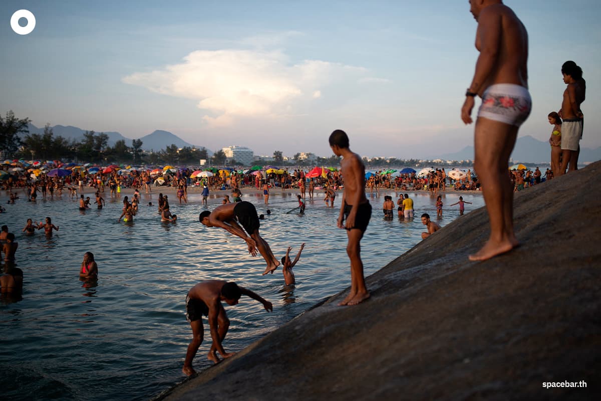 photo_story_brazil_heat_wave_enjoy_Recreio_dos_Bandeirantes_SPACEBAR_Photo01_b516c98be3.jpg