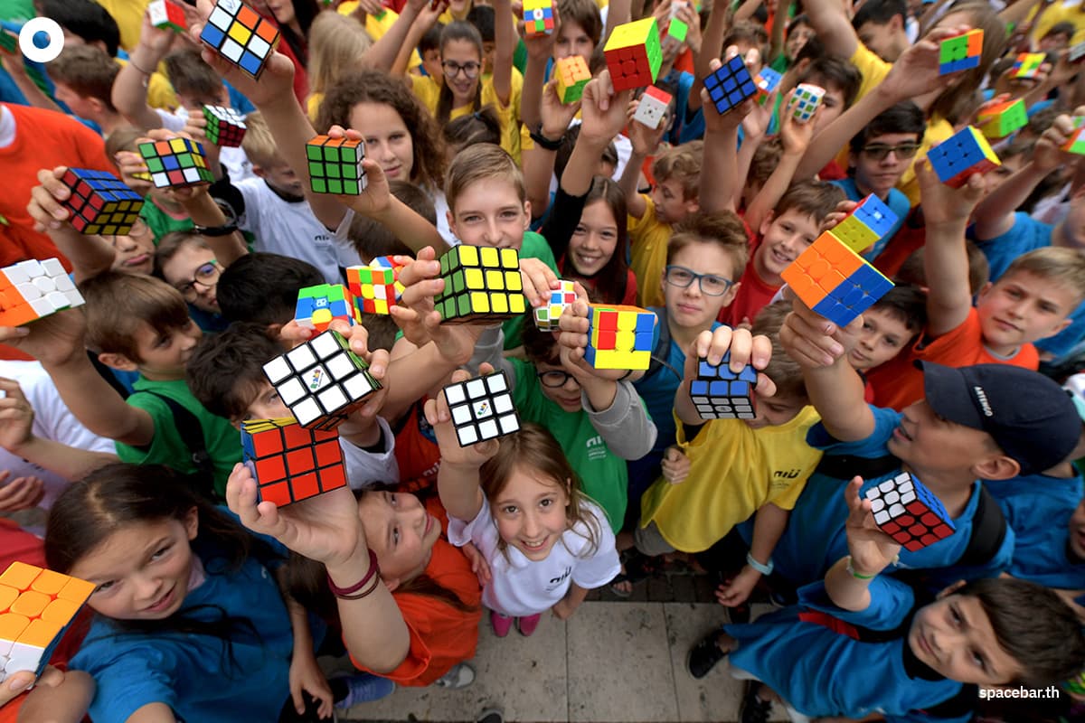 photo_story_hungarian_pupils_rubik_cubes_50th_erno_rubik_invention_SPACEBAR_Photo00_6f300e72d3.jpg