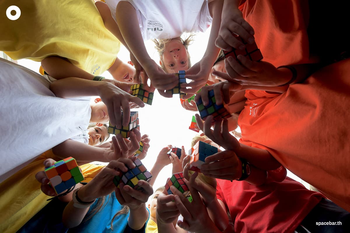 photo_story_hungarian_pupils_rubik_cubes_50th_erno_rubik_invention_SPACEBAR_Photo01_e7f59f5edf.jpg