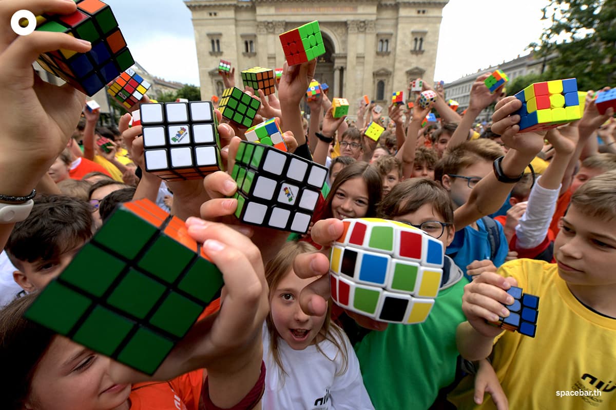photo_story_hungarian_pupils_rubik_cubes_50th_erno_rubik_invention_SPACEBAR_Photo02_d0edd0a410.jpg